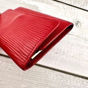 AUTHENTIC Louis Vuitton key holder. Previously owned